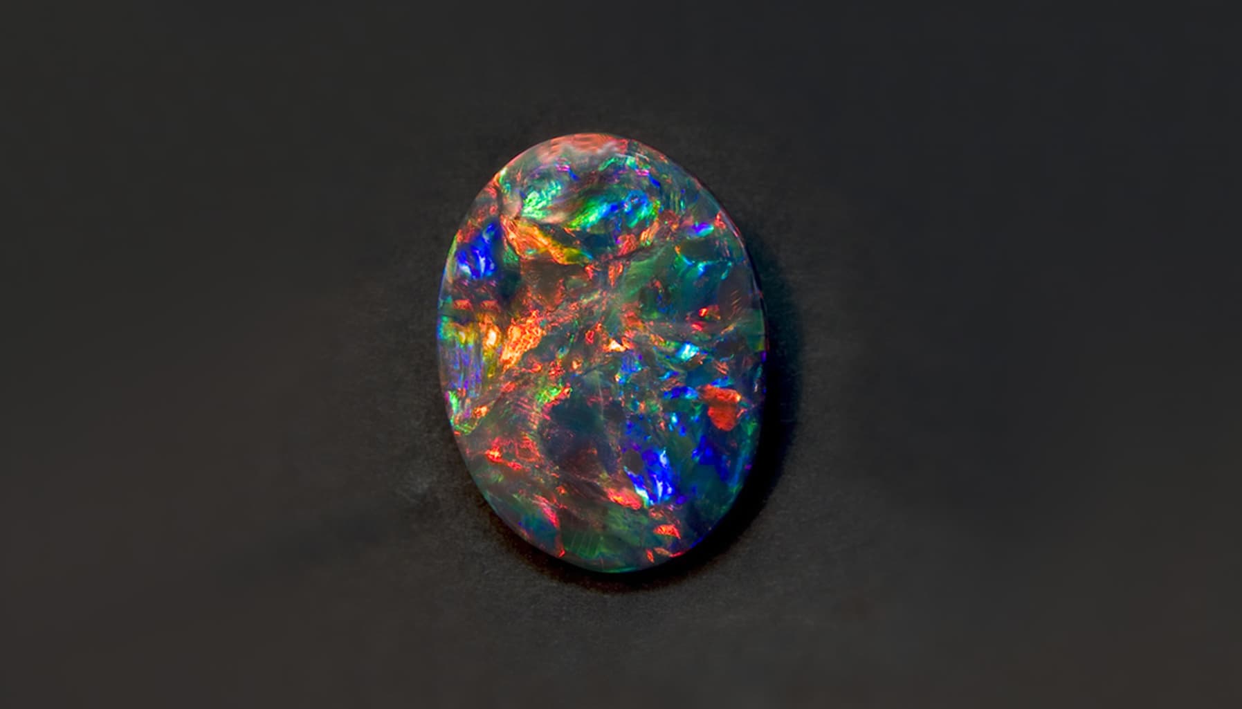Tại sao đá Opal đen lại đắt giá?