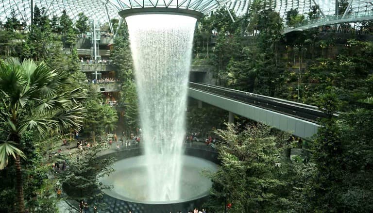 Khám phá thác nước trong nhà cao nhất thế giới tại Singapore