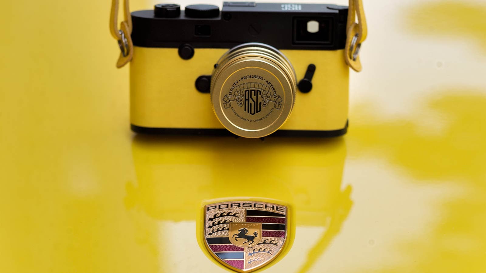 Máy ảnh Leica tùy biến đặc biệt sánh đôi cùng siêu xe Porsche tiền tỷ