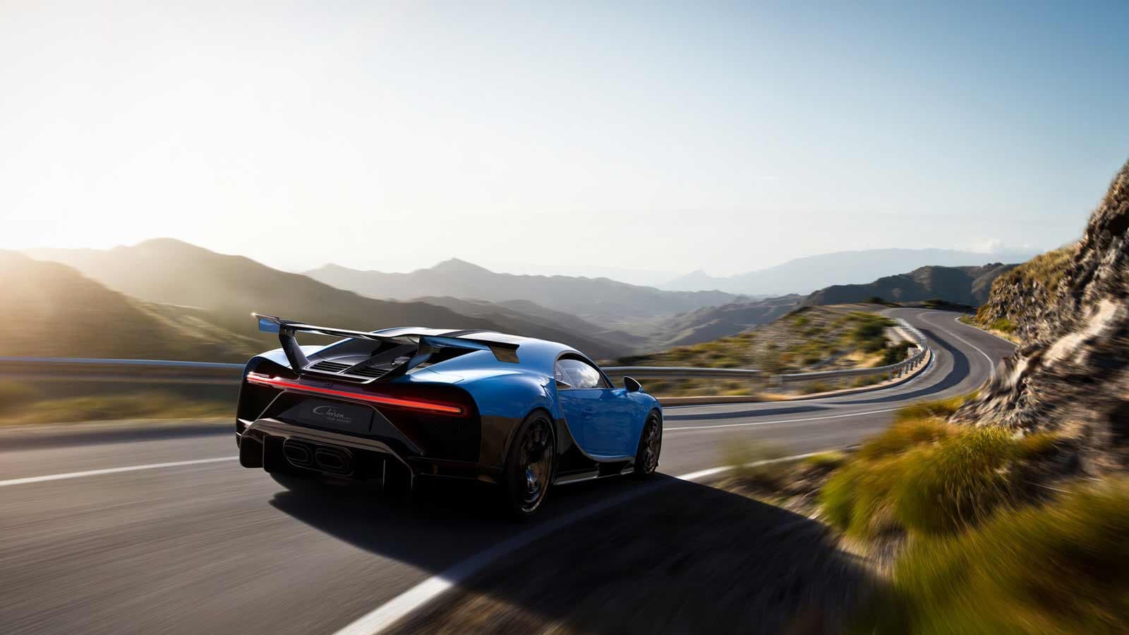 Bugatti Chiron Pur Sport mới chinh phục quý ông giàu có yêu cảm giác lái