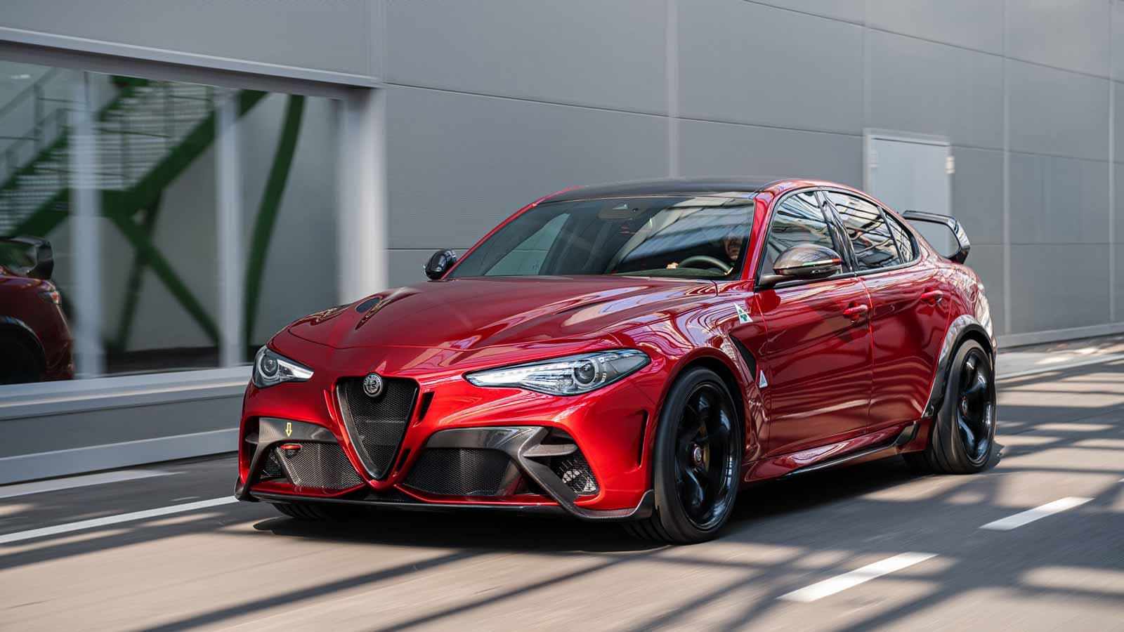 Alfa Romeo giới thiệu “di sản tốc độ” Giulia GTA mới – tăng tốc từ 0-100 km/h chỉ trong 3,6 giây