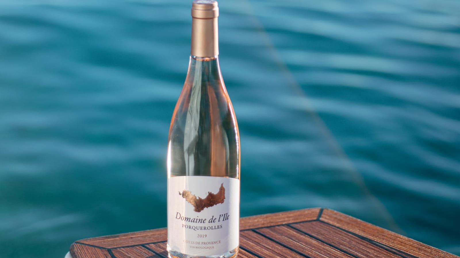 Chanel lần đầu tiên ra mắt dòng rượu vang hồng hữu cơ chuẩn “Côtes de Provence Rosé”