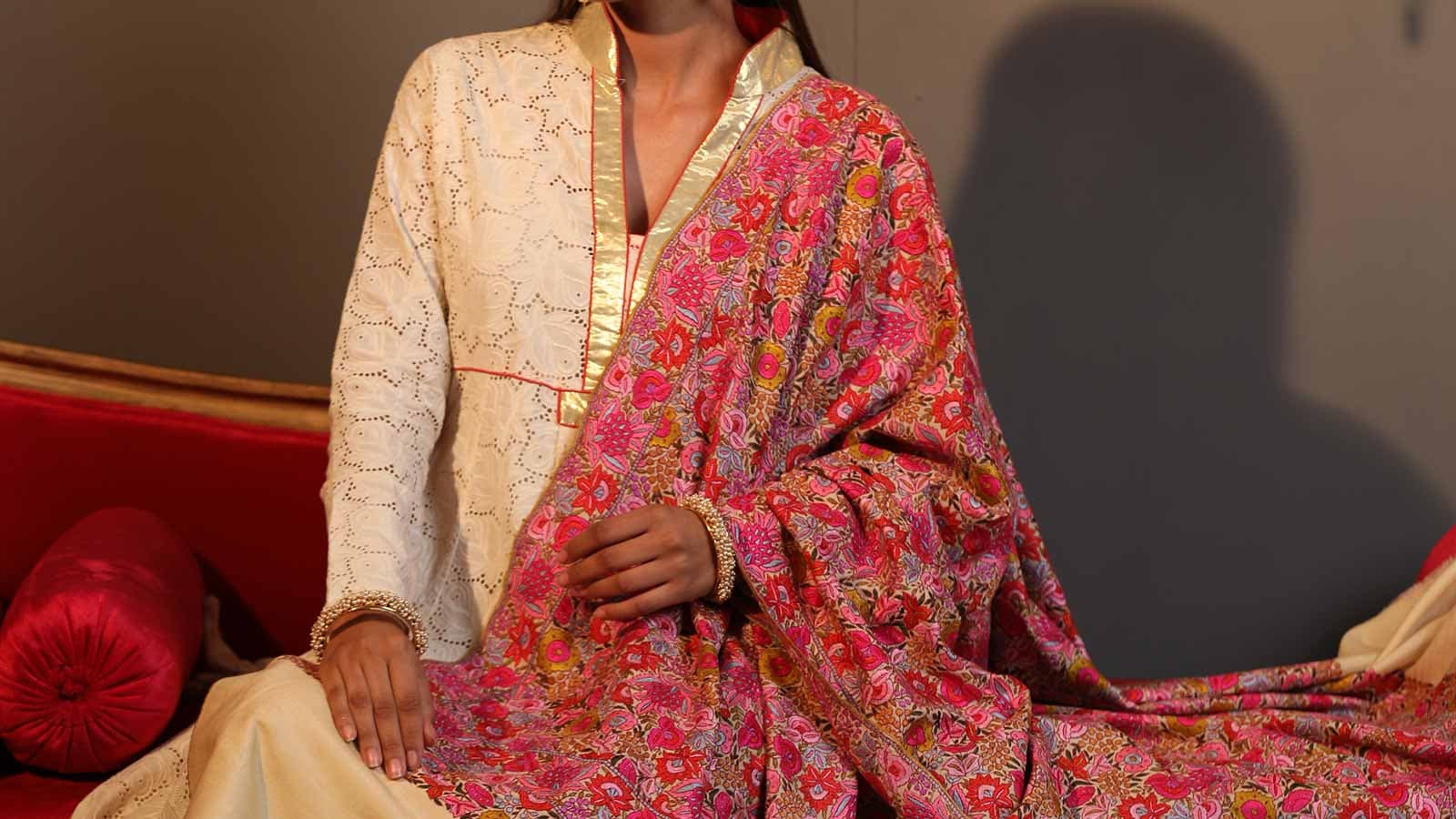 Điều gì khiến một chiếc khăn Pashmina của vùng Himalaya có giá bán đến 10.000 USD?