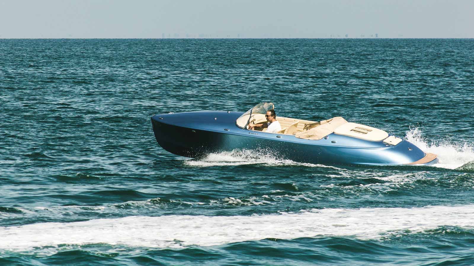 Hermes Speedster – Mui trần phong cách trên biển