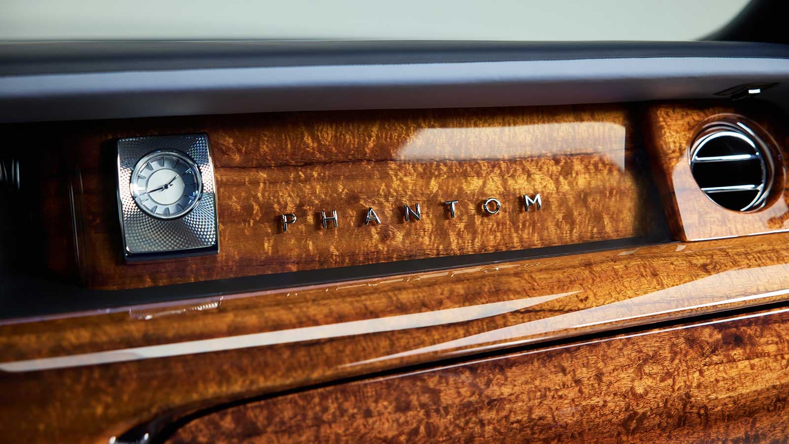 Chiếc Rolls-Royce Phantom đầu tiên trên thế giới sở hữu nội thất gỗ Koa siêu hiếm