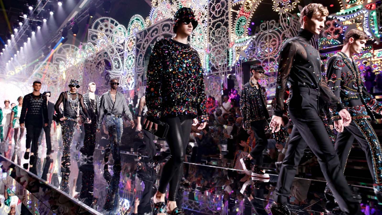 BST Dolce & Gabbana Xuân Hè 2022: Đêm hội của sắc màu và ánh sáng