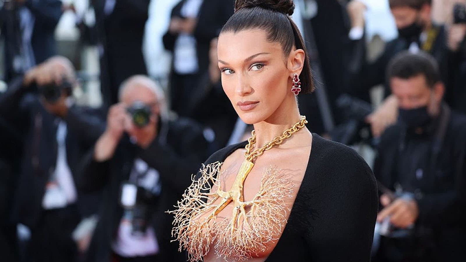 Kẻ đứng sau chiếc váy gây “bão” tại Liên hoan phim Cannes 2021 là ai?