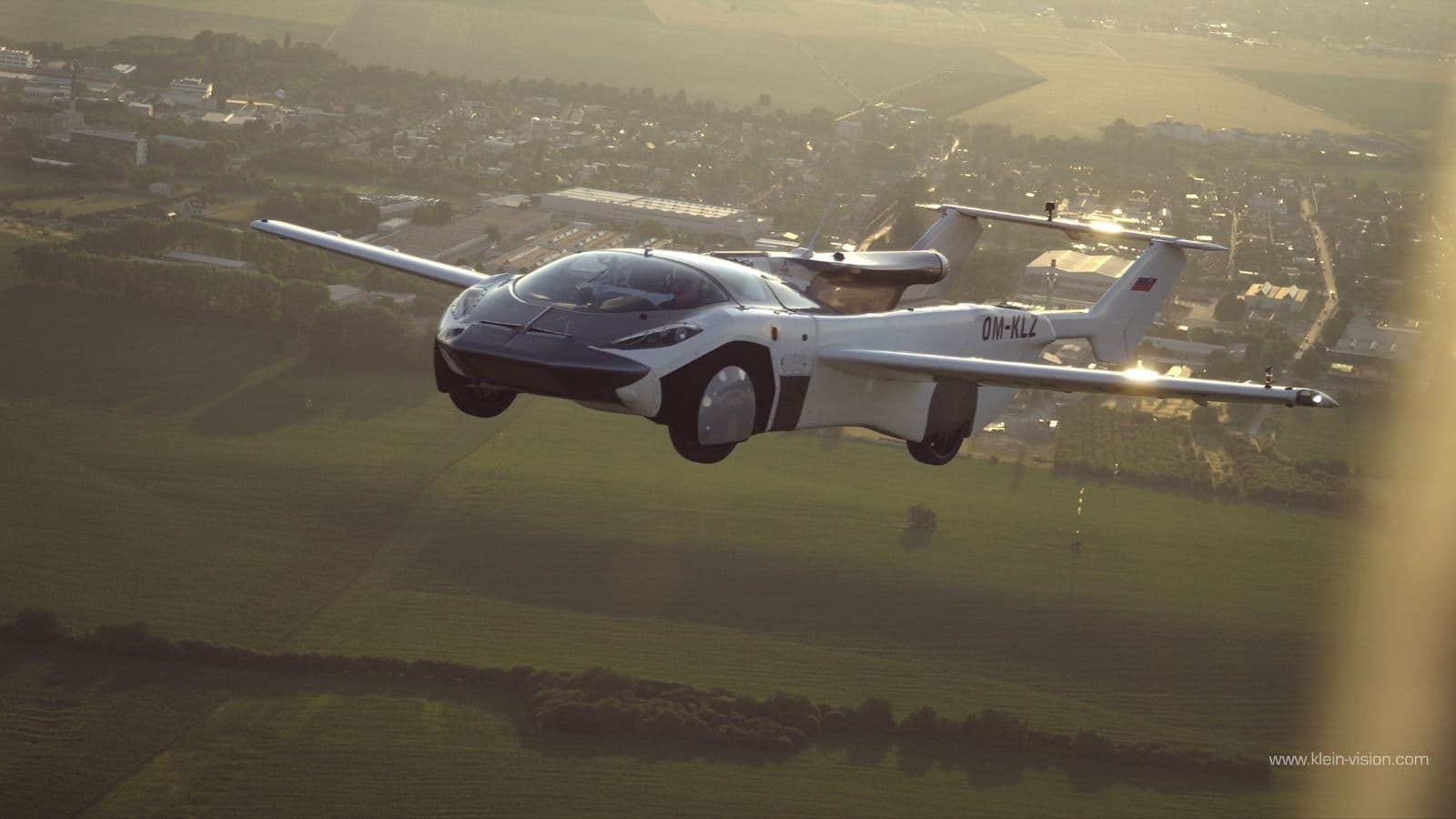 AirCar: Chiếc ôtô bay biến giấc mơ thành hiện thực