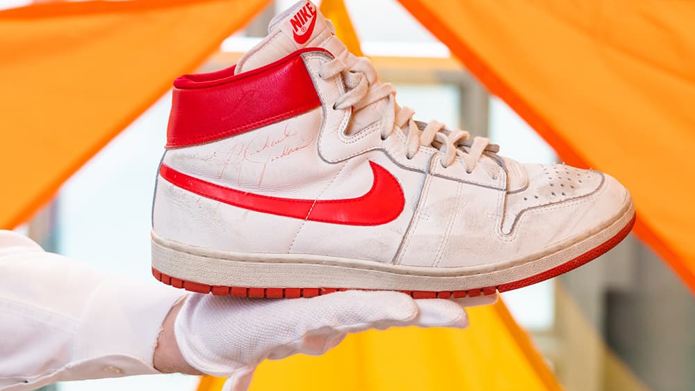 Đôi giày Nike của huyền thoại bóng rổ Michael Jordan “cán mốc” gần 1,5 triệu USD