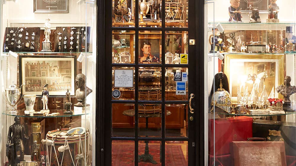 Cửa hàng đồ cổ đặc biệt nào ở London đang thu hút đông đảo giới sưu tập hiện nay?