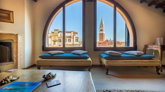 Đắm mình trong khung cảnh “triệu đô” của Venice từ căn hộ penthouse cổ điển