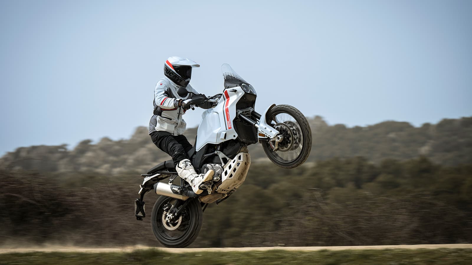 Ducati Việt Nam mở bán bộ đôi DesertX và Streetfighter V2