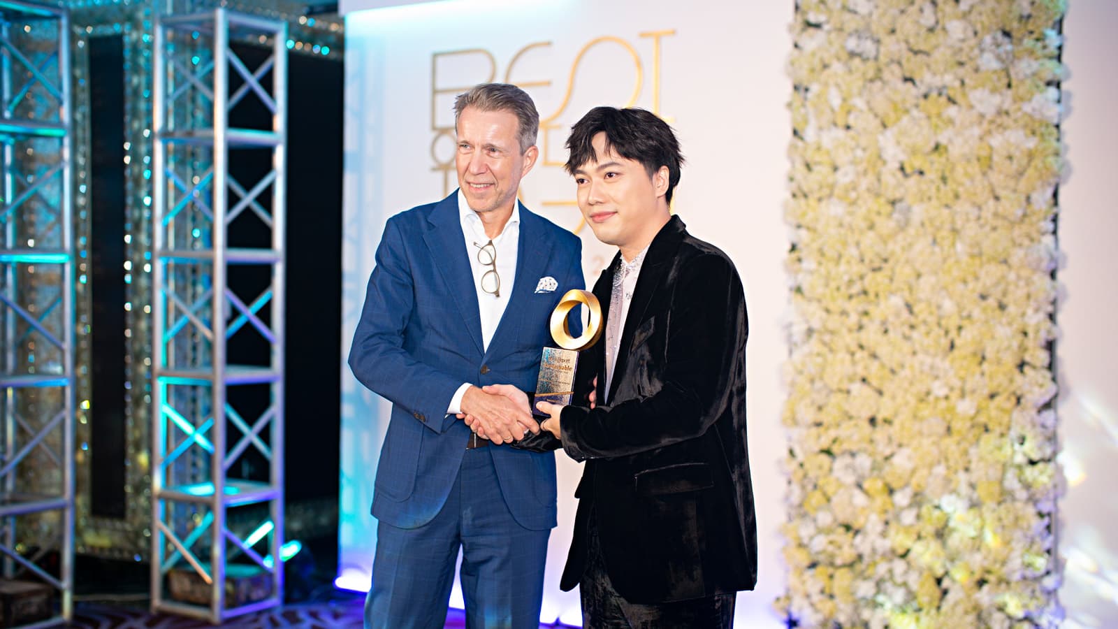 Nhà thiết kế Trần Hùng được vinh danh tại Giải thưởng bền vững đầu tiên của ngành xa xỉ