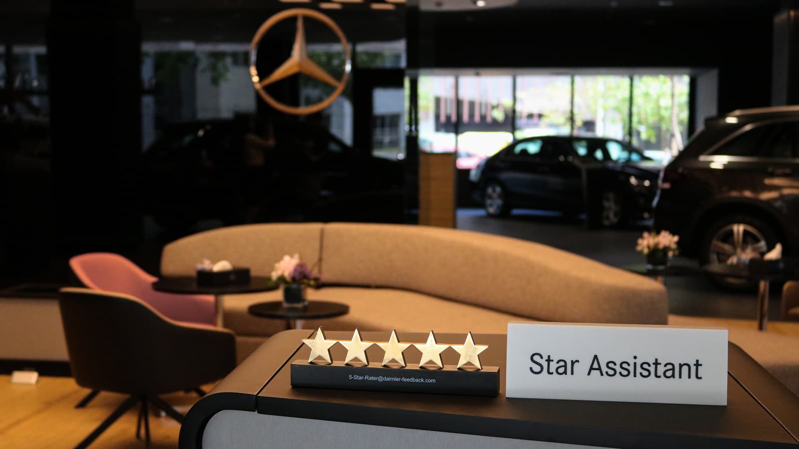 Maybach Lounge – phòng chờ thương gia trong showroom mới của Mercedes-Benz Việt Nam