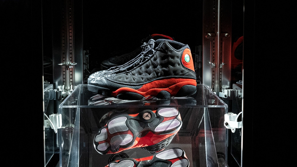 Đôi giày của huyền thoại bóng rổ Michael Jordan thiết lập kỷ lục đấu giá mới