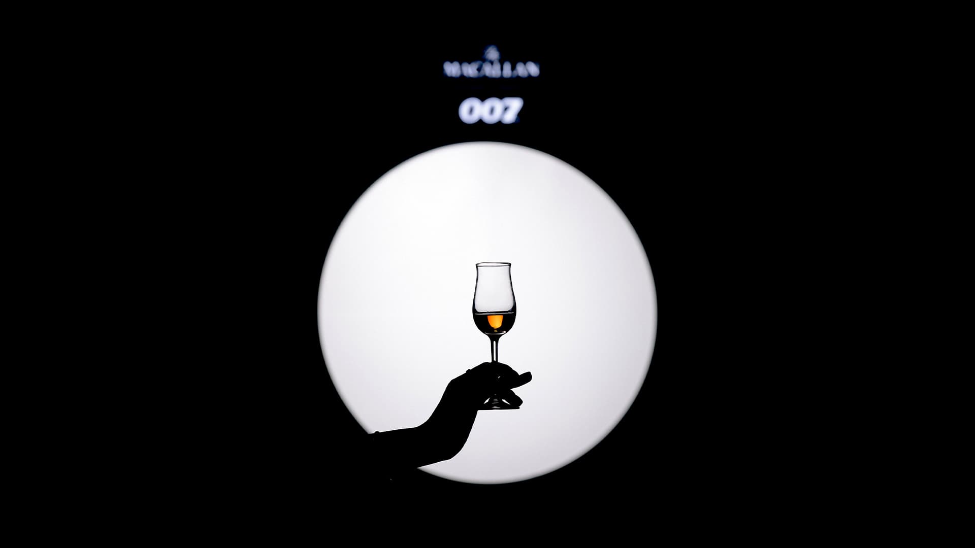 Hương vị Scotch tái hiện sống động khí chất James Bond 007
