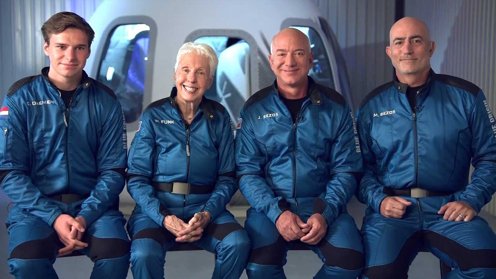 Tỷ phú Jeff Bezos hoàn thành chuyến bay đầu tiên vào không gian